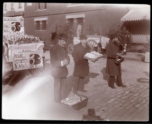 Pohled na pouliční prodavače fíků a dalšího zboží poblíž 6th Avenue, New York, kolem roku 1903 (potisk stříbrné želatiny)